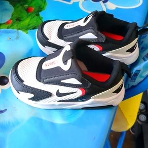 Nike like new size 8.5 little boys air max
